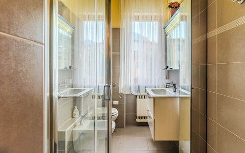 Casa Asia: Interior Design, Pavimentazione, Pavimento, Idraulico Fixture, Bagno, Idraulico, Camera, Illuminazione, Rubinetto, Lavello