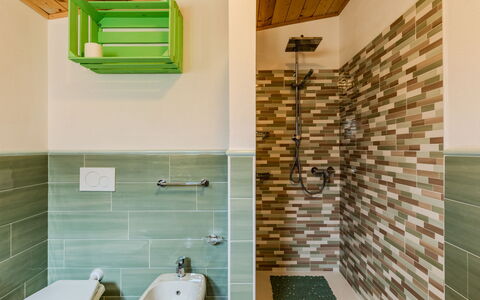 Casa Matilde: Pavimentazione, Interior Design, Pavimento, Idraulico Fixture, Piastrella, Bagno, Materiale Composito, Idraulico, Soffitto, Gabinetto
