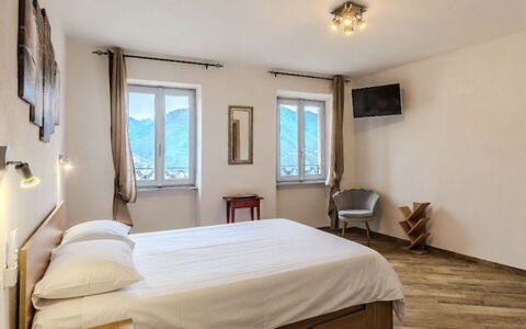 Casa Matilde: Parete, Interior Design, Mobilia, Camera Da Letto, Letto, Casa, Appartamento, Telaio Del Letto, Soffitto, Bedding