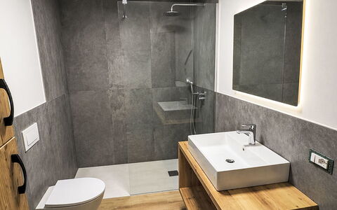Vita Nova: Parete, Pavimentazione, Idraulico Fixture, Pavimento, Lavello, Bagno, Interior Design, Rubinetto, Idraulico, Lavandino Del Bagno