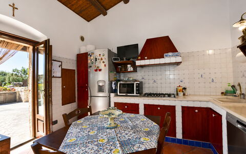 La Muraglia: Pavimentazione, Mobilia, Pavimento, Porta, Sedia, Color Legno, Cucina, Cucina & Sala Da Pranzo Tavolo, Piastrella, Pianta Della Casa