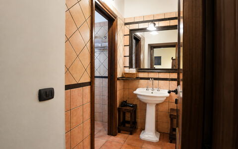 La Muraglia: Lavandino Del Bagno, Pavimentazione, Parete, Interior Design, Idraulico Fixture, Pavimento, Legna, Bagno, Lavello, Soffitto