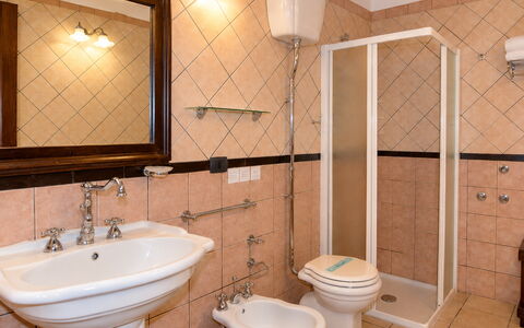 La Muraglia: Interior Design, Pavimentazione, Idraulico Fixture, Pavimento, Lavello, Bagno, Lavandino Del Bagno, Rubinetto, Illuminazione, Camera