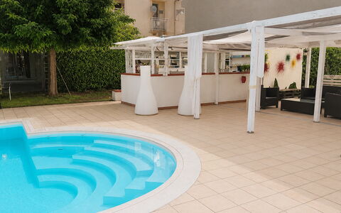 Villa Gertrude: Piscina, Ricorrere, Mobili Da Esterno, Shade, Tempo Libero, Sedia, Eco Hotel, Struttura Esterna, Hotel, Pianta Della Casa