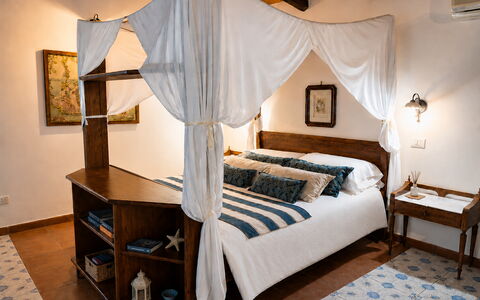 Villa Gertrude: Mobilia, Letto, Interior Design, Camera Da Letto, Bedding, Legna, Pavimento, Camera, Biancheria, Lenzuolo