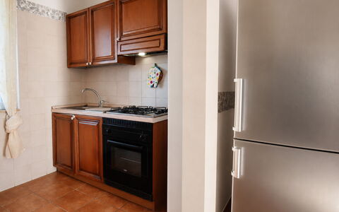 Villa Gertrude: Elettrodomestico Da Cucina, Cucina, Apparecchio Major, Legna, Pavimentazione, Controsoffitto, Cabinetry, Interior Design, Pavimento, Mobilia