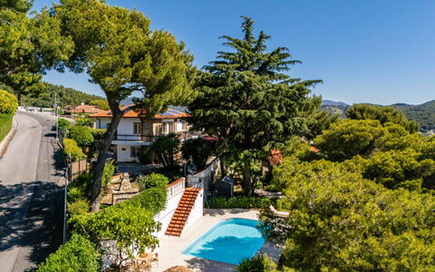 A Casa di Amici: Mobilia, Interior Design, Pavimentazione, Pavimento, Tavolo, Legna, Soffitto, Sedia, Camera, Divano