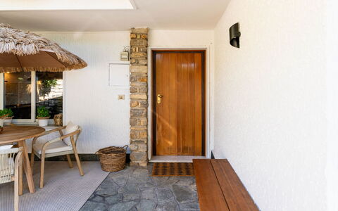 A Casa di Amici: Mobilia, Interior Design, Pavimentazione, Pavimento, Tavolo, Legna, Soffitto, Sedia, Camera, Divano