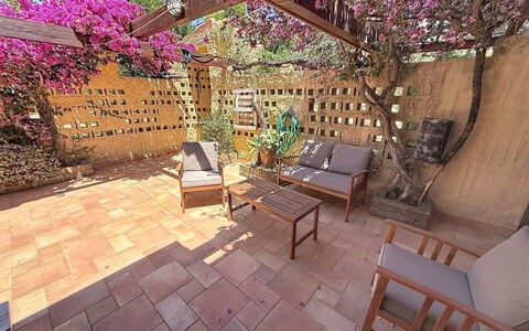 Villa Siria: Mobilia, Interior Design, Pavimentazione, Pavimento, Tavolo, Legna, Soffitto, Sedia, Camera, Divano