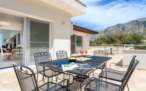 Quirat: Mobilia, Interior Design, Pavimentazione, Pavimento, Tavolo, Legna, Soffitto, Sedia, Camera, Divano