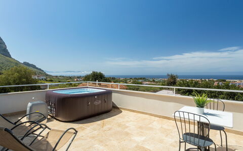 Quirat: Mobilia, Interior Design, Pavimentazione, Pavimento, Tavolo, Legna, Soffitto, Sedia, Camera, Divano
