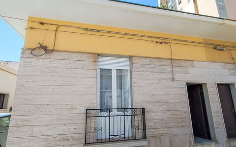 Dimora Avola Centro: Mobilia, Interior Design, Pavimentazione, Pavimento, Tavolo, Legna, Soffitto, Sedia, Camera, Divano