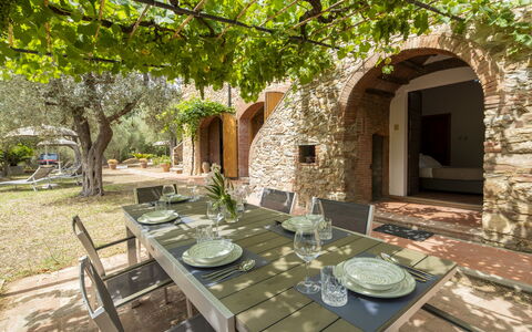 Casale delle Lupe, Campiglia Marittima: Parete, Arco, Brick, Hacienda, Giardino, Shade, Cortile, Cortile, Backyard, Landscaping