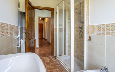 Casale delle Lupe, Campiglia Marittima: Pavimentazione, Idraulico Fixture, Pavimento, Interior Design, Soffitto, Bagno, Idraulico, Rubinetto, Camera, Porta