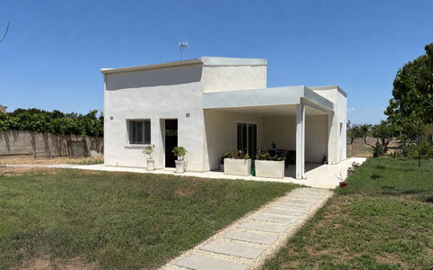 Villa la Vigne: Zona Residenziale, Casa, Casa, Porta, Estate, Giardino, Shade, Landscaping, Calcestruzzo, Hacienda