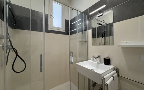 Villa la Vigne: Bagno, Idraulico Fixture, Pavimentazione, Pavimento, Interior Design, Lavello, Gabinetto, Rubinetto, Idraulico, Lavandino Del Bagno