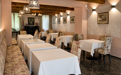 Relais Villa Mirandola: Interior Design, Mobilia, Biancheria, Camera, Ristorante, Soffitto, Sedia, Lampada, Hotel, Tovaglia