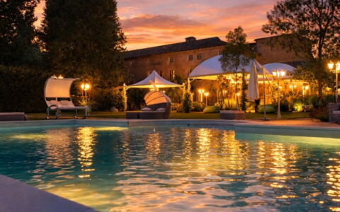 Relais Villa Mirandola: Notte, Piscina, Estate, Hacienda, Ricorrere, Giardino, Paesaggio Di Illuminazione, Crepuscolo, Mezzanotte, Landscaping