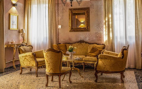 Relais Villa Mirandola: Mobilia, Interior Design, Divano, Parete, Pavimentazione, Pavimento, Soggiorno, Camera, Sedia, Illuminazione