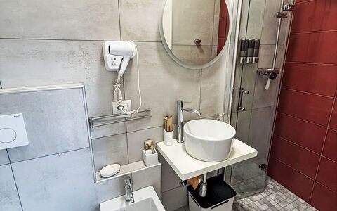 Colazza 100: Idraulico Fixture, Lavello, Pavimentazione, Interior Design, Pavimento, Bagno, Rubinetto, Idraulico, Lavandino Del Bagno, Gabinetto