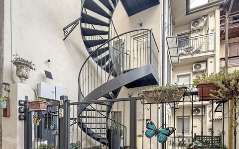 Colazza 100: Le Scale, Appartamento, Corrimano, Urban Design, Ferro, Porta, Metallo, Balcone, Colonna, Bicchiere