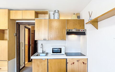 Presanella: Cucina, Legna, Apparecchio Major, Elettrodomestico Da Cucina, Pavimentazione, Controsoffitto, Interior Design, Cabinetry, Mobilia, Pavimento