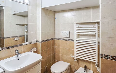 Presanella: Bagno, Idraulico Fixture, Pavimentazione, Interior Design, Pavimento, Lavello, Gabinetto, Rubinetto, Idraulico, Toilet Seat