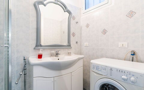 Lily: Idraulico Fixture, Interior Design, Lavatrice, Pavimentazione, Pavimento, Lavello, Rubinetto, Bagno, Idraulico, Camera
