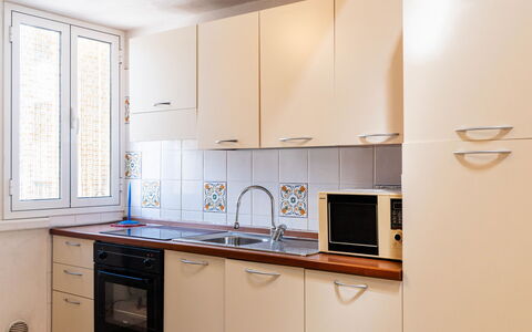 Lily: Elettrodomestico Da Cucina, Cucina, Apparecchio Major, Controsoffitto, Legna, Cabinetry, Pavimentazione, Lavandino Della Cucina, Interior Design, Camera