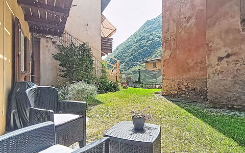 Stefani: Arbusto, Giardino, Zona Residenziale, Comunita 'Impianto, Lotto, Groundcover, Landscaping, Backyard, Cortile
