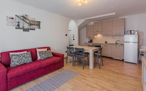 Stefani: Mobilia, Pavimentazione, Interior Design, Pavimento, Divano, Camera, Appartamento, Soffitto, Tavolo, Soggiorno