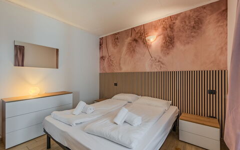 Stefani: Interior Design, Camera Da Letto, Legna, Pavimento, Lenzuolo, Letto, Pavimentazione, Bedding, Soffitto, Illuminazione