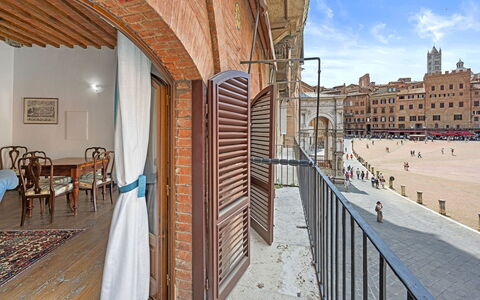 La Piazza Grand Vista Suite: Quartiere, Appartamento, Urban Design, Uso Misto, Brick, Balcone, Illuminazione Diurna