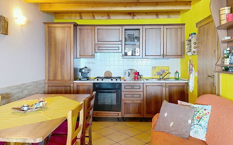 Baita Melissa: Mobilia, Interior Design, Pavimentazione, Legna, Pavimento, Camera, Soffitto, Cucina, Controsoffitto, Illuminazione
