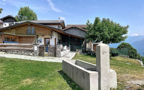 Baita Melissa: Tetto, Villetta, Portico, Pendenza, Villaggio, Shade, Raccordo, Legname, Agriturismo, Alpi