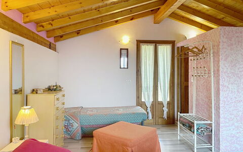 Baita Melissa: Interior Design, Mobilia, Pavimentazione, Pavimento, Parete, Legna, Camera Da Letto, Soffitto, Camera, Letto