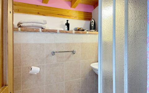 Baita Melissa: Parete, Pavimentazione, Idraulico Fixture, Interior Design, Pavimento, Idraulico, Bagno, Camera, Rubinetto, Soffitto
