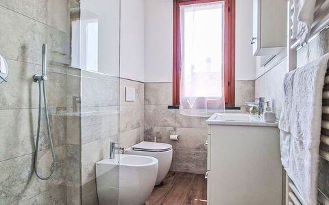 Le 3 Viste: Pavimentazione, Toilet Seat, Idraulico Fixture, Pavimento, Gabinetto, Bagno, Interior Design, Lavello, Rubinetto, Idraulico