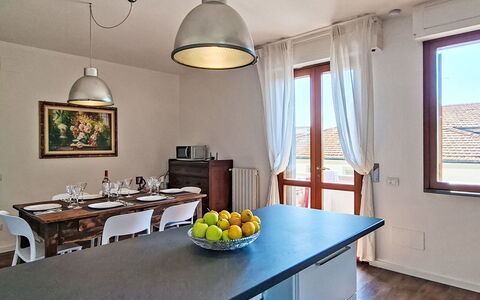 Le 3 Viste: Mobilia, Interior Design, Pavimentazione, Legna, Soffitto, Lampada, Sedia, Cucina & Sala Da Pranzo Tavolo, Cucina, Camera