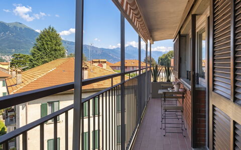 Balconi sulla Spiaggia: Balcone, Color Legno, Pianta Della Casa, Mobili Da Esterno, Vaso Di Fiori
