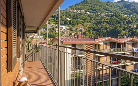 Balconi sulla Spiaggia: Balcone, Color Legno, Pianta Della Casa, Mobili Da Esterno, Vaso Di Fiori