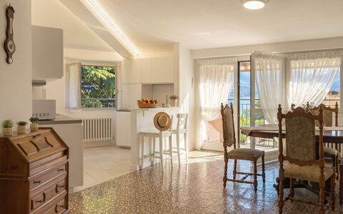 Balconi sulla Spiaggia: Balcone, Color Legno, Pianta Della Casa, Mobili Da Esterno, Vaso Di Fiori