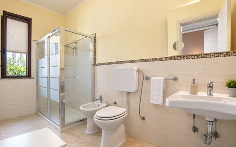 Villa Sara: Pavimentazione, Idraulico Fixture, Interior Design, Pavimento, Bagno, Toilet Seat, Gabinetto, Idraulico, Lavello, Rubinetto
