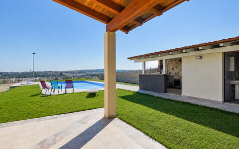 Villa Sara: Pavimentazione, Shade, Estate, Ricorrere, Villa, Struttura Esterna, Piscina, Cortile, Illuminazione Diurna, Piastrella