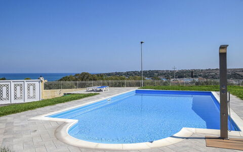 Villa Sara: Blu, Piscina, Materiale Composito, Ricorrere, Shade, Piastrella, Design, Giochi D'Acqua, Eco Hotel, Flagstone