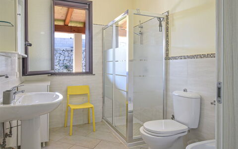 Villa Sara: Pavimentazione, Idraulico Fixture, Interior Design, Pavimento, Bagno, Idraulico, Lavello, Camera, Lavandino Del Bagno, Soffitto