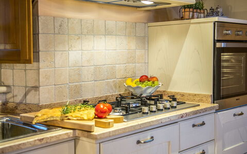 Casa Elia 6: Cucina, Controsoffitto, Elettrodomestico Da Cucina, Cabinetry, Apparecchio Major, Cucina Stufa, Interior Design, Stufa, Legna, Stufa A Gas
