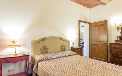Antica Villa Merelli 12: Letto, Camera Da Letto, Lenzuolo, Mobilia, Bedding, Telaio Del Letto, Interior Design, Camera, Biancheria, Pavimento