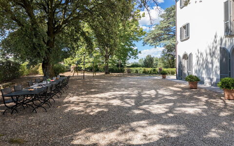 Antica Villa Merelli 12: Arbusto, Estate, Giardino, Shade, Driveway, Landscaping, Cortile, Dimora, Hacienda, Villa