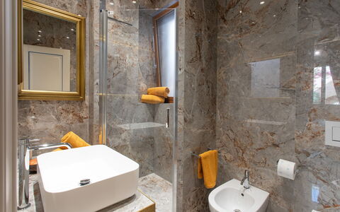 Belvedere Guastella B 4: Interior Design, Pavimentazione, Pavimento, Idraulico Fixture, Rubinetto, Lavello, Bagno, Idraulico, Piastrella, Specchio